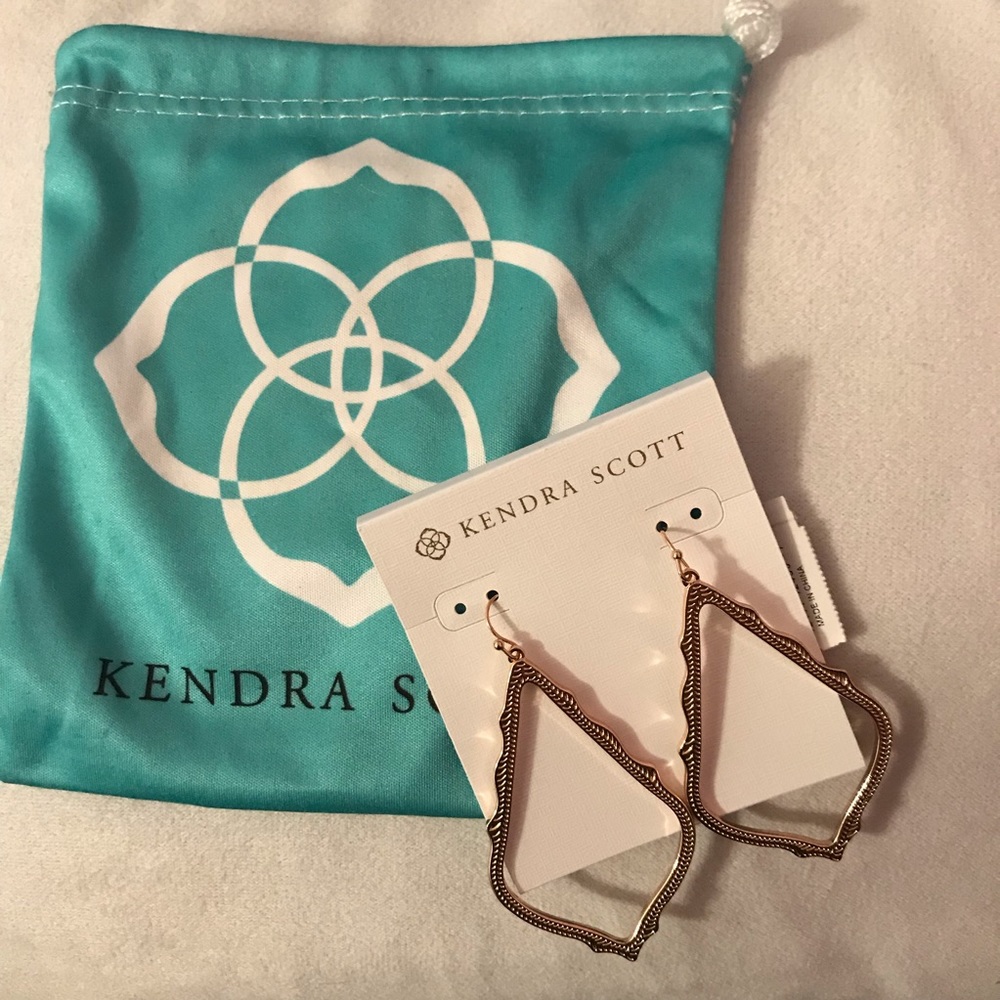 NWT Kendra Scott Sophee Drop Earrings in Gold